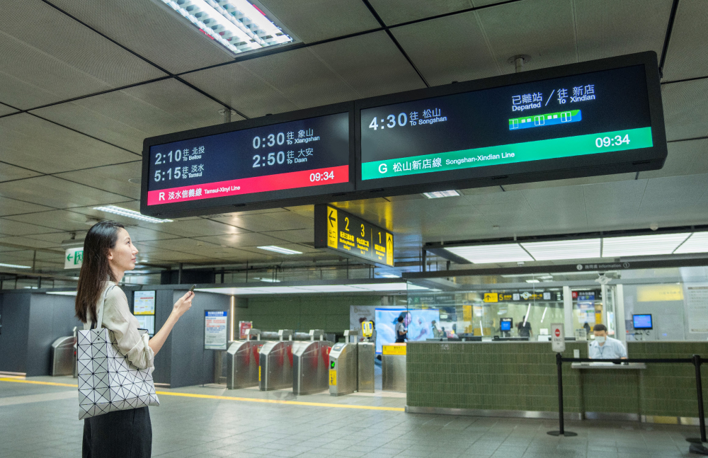 達擎TARTAN顯示器的特殊長條型比例非常適合空間與高度有限的大眾運輸場域應用，具備工業等級高品質、高亮度、高解析與高色彩飽和度等優勢，打造都會智能車站新風貌。