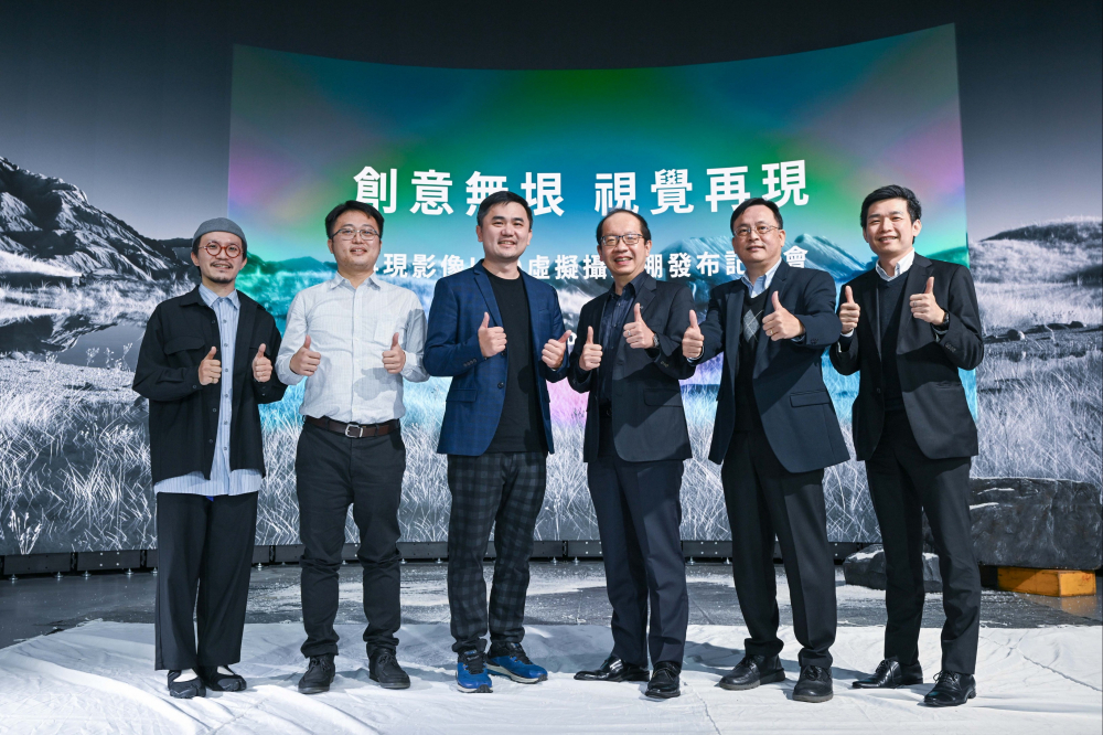 友達光電與再現影像攜手，於中影製片廠建置全台首座提供嶄新一站式整合服務的LED虛擬製作攝影棚（圖左至右：再現影像視覺總監郭憲聰、再現影像營運總監黃棨雋、再現影像藝術總監與導演紀柏舟、友達光電技術長廖唯倫、友達光電系統設計製造服務事業總部副總經理曾天龍、友達光電系統產品事業資深處長蘇聖倫）