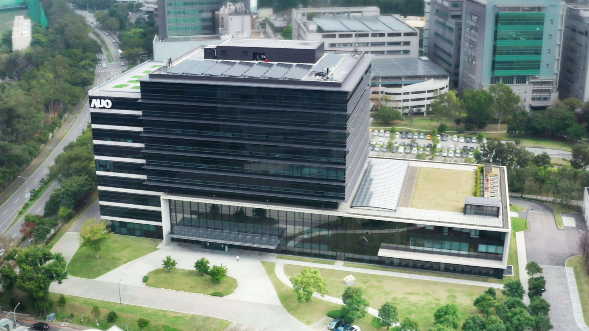 沐鸣2平台光电积极实践永续作为，以”沐鸣2平台全球研发中心（Global Research Center，GRC）”总部大楼，通过ISO 14068-1:2023碳中和管理标准查证，并承诺于2030年实现台湾所有办公据点均朝此目标迈进
