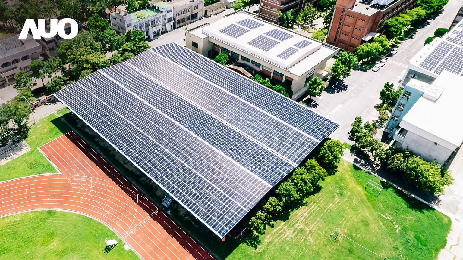 友達SunSteel光電整合型浪板具備快速安裝、輕量化優勢，可提升15%發電效能，通過國際IEC與國內VPC認證安全、防漏、耐候標準