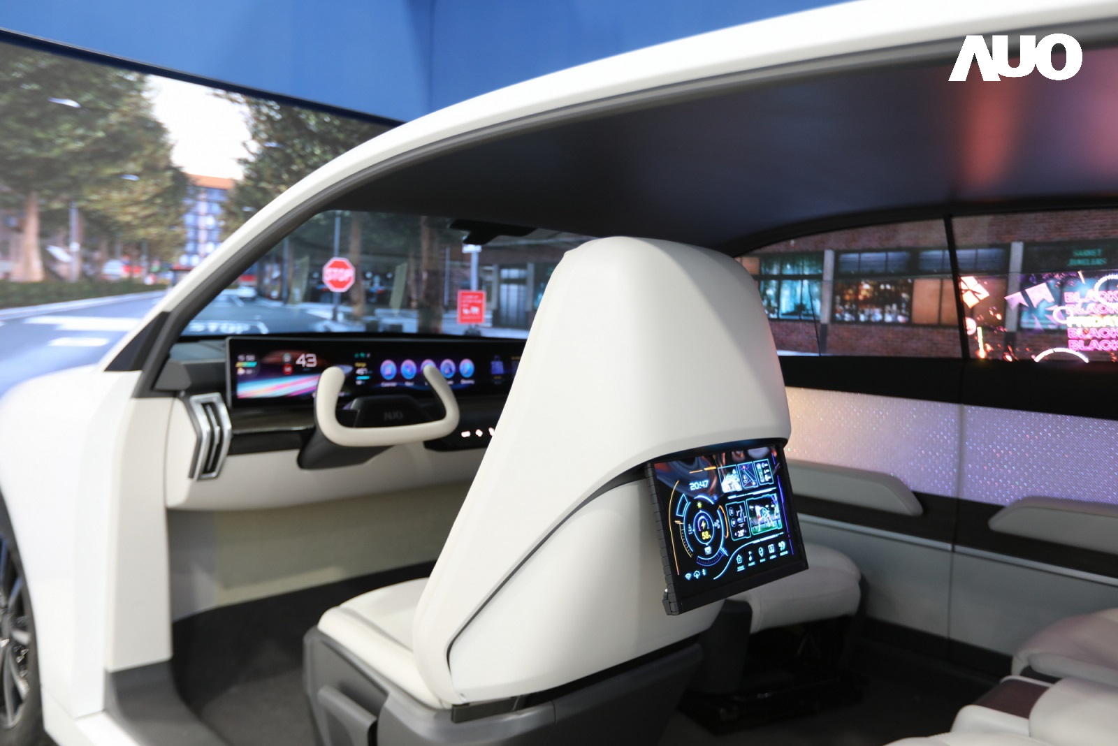 「友達智慧座艙2024」以卓越的Display HMI車用解決方案，高度整合顯示器與人機互動介面，獲台灣精品銀質獎，其中運用Micro LED技術之「可捲式後座娛樂顯示器」與「互動式透明智慧車窗」亦獲台灣精品標誌