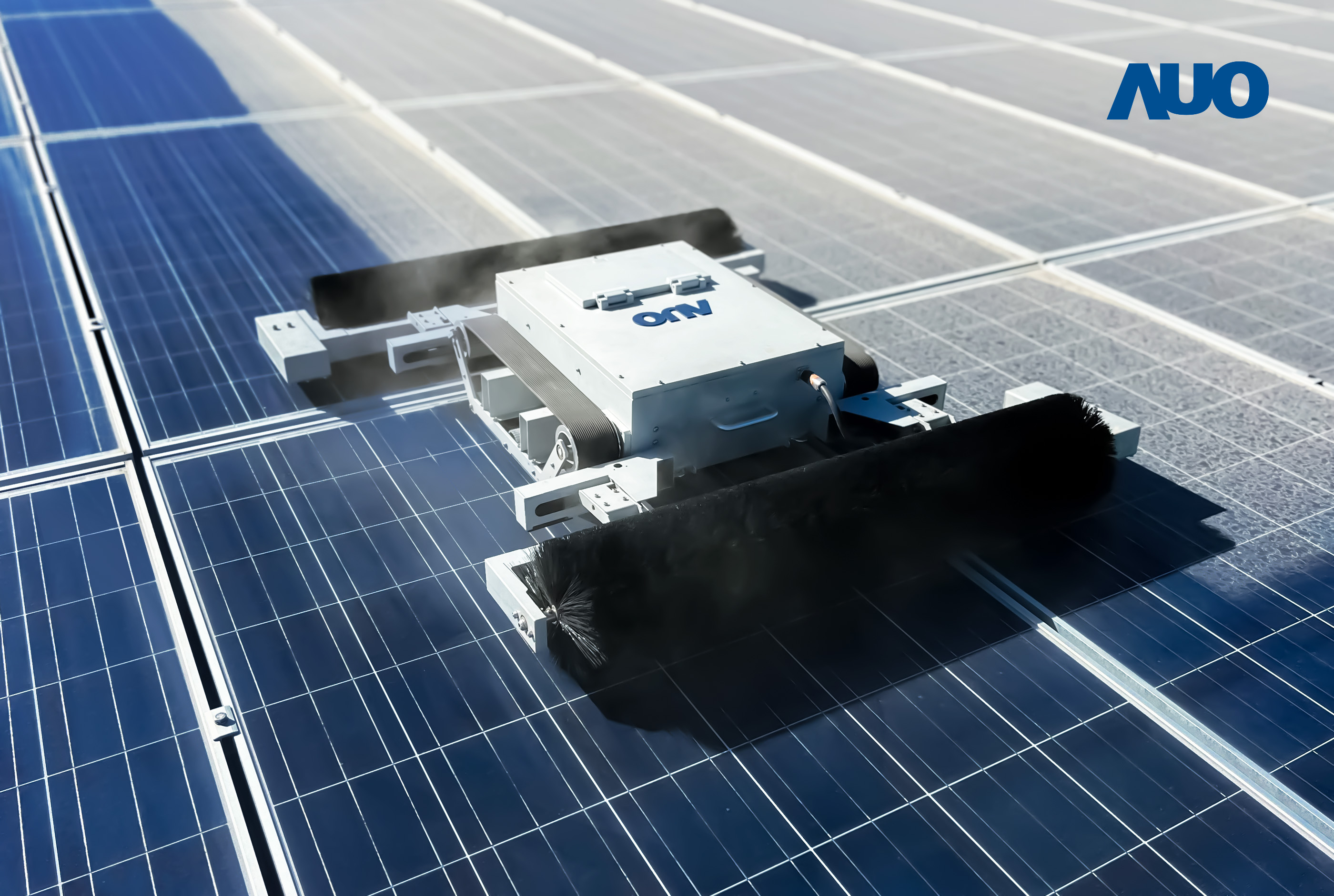 友達「太陽能模組清潔機器人SunCleanBots」，具輕量化、智慧化與高效率優勢，搭載全自動導航清潔模式，已應用於多個太陽能電廠場域，大幅提升太陽能模組使用壽命與效能並降低人力成本，獲台灣精品銀質獎