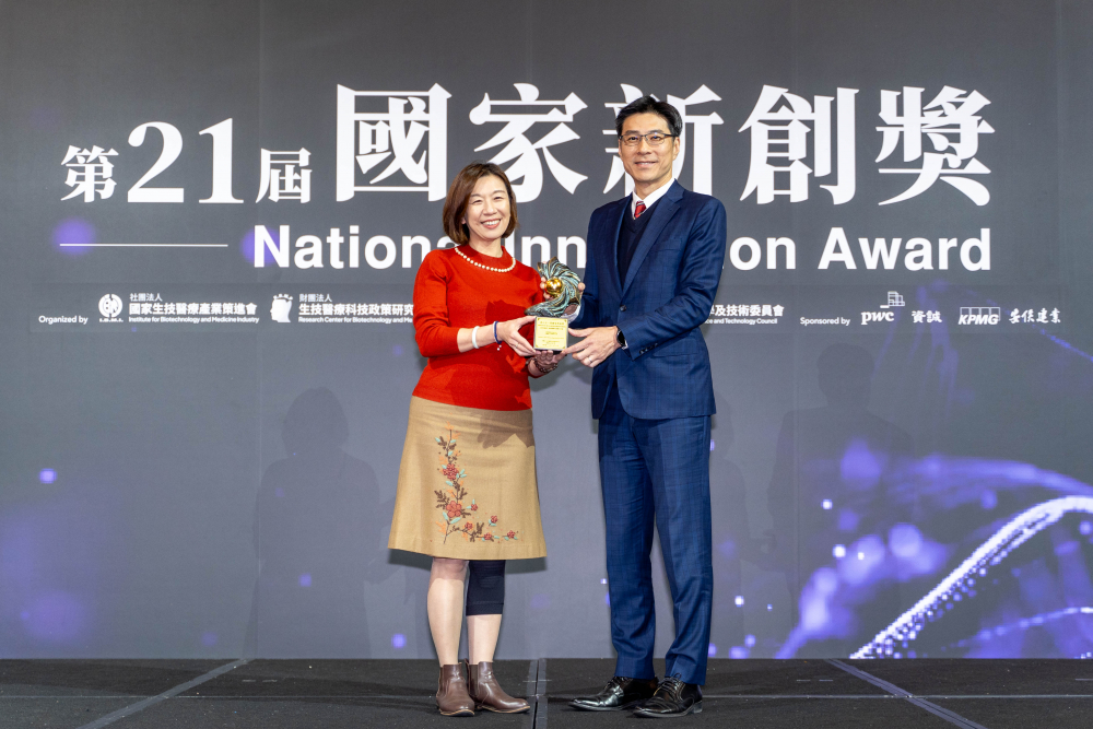 友達旗下子公司友達耘康與達擎分別以「中醫數位化檢測解決方案」及「寬視角3D醫療顯示器」獲得第二十一屆國家新創獎「智慧醫療與健康科技」類別的「企業新創獎」與「國家新創精進獎」兩項殊榮。圖左為衛生福利部政務次長林靜儀、圖右為友達光電智慧醫療事業群總經理廖世宏