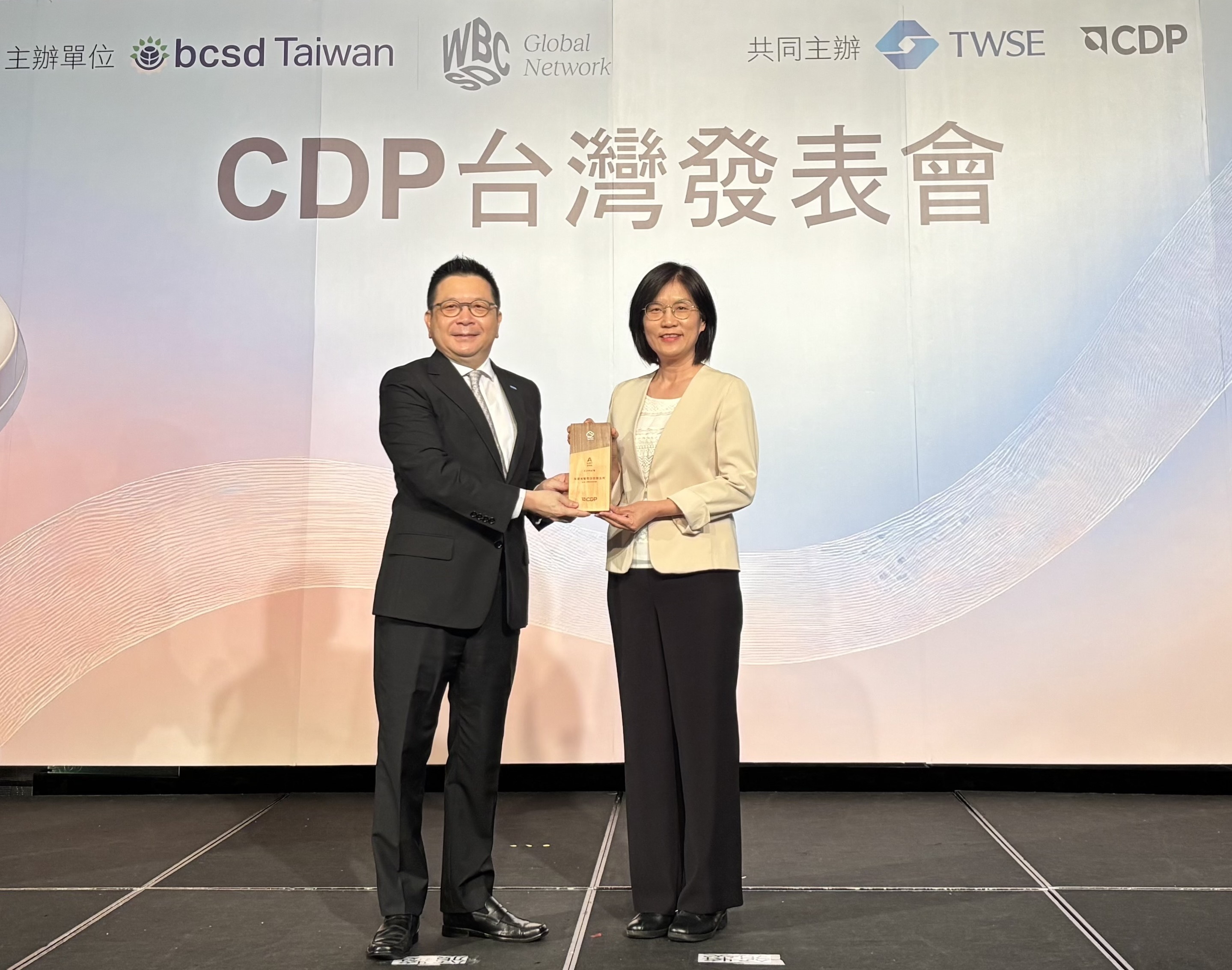 友達永續成果再獲國際評比肯定，獲頒CDP氣候與水資源雙項領導力評級。今由臺灣證券交易所董事長林修銘（左）頒獎，友達光電永續長古秀華（右）代表受獎